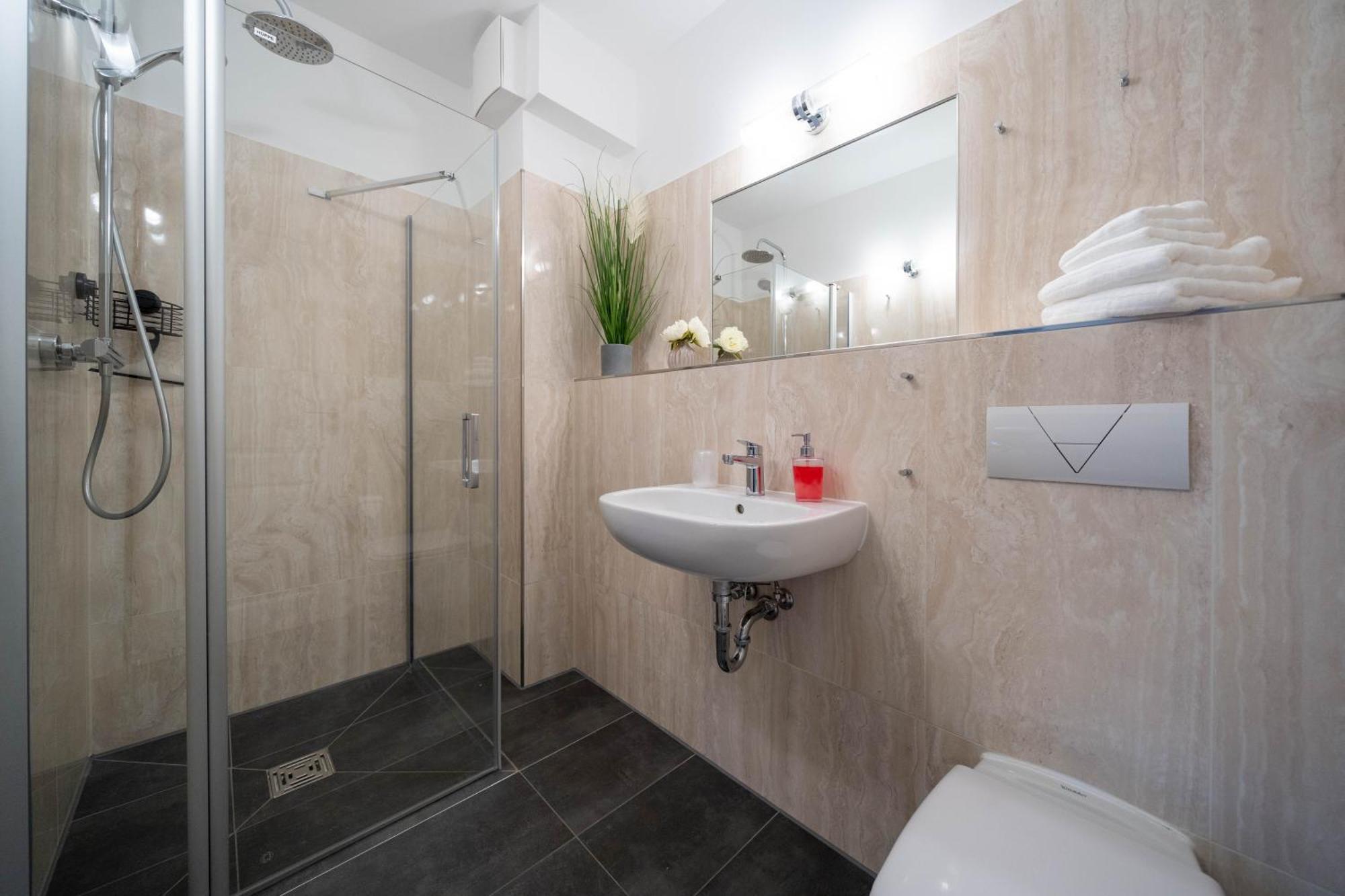 Moebliertes Wohnen - Nina Apartment รอสต็อค ภายนอก รูปภาพ